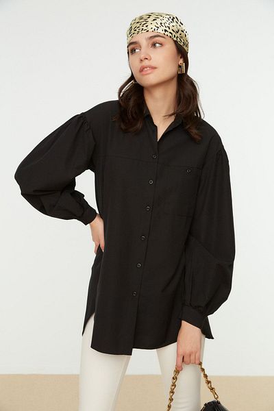 Trendyol Modest Schwarzes Basic-Gewebehemd mit Ballonärmeln und langer Gesäßtasche TCTSS21GO0976