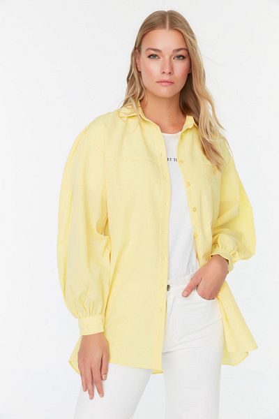 Trendyol Modest Gelbes Basic-Gewebehemd mit Ballonärmeln und langer Gesäßtasche TCTSS21GO0976