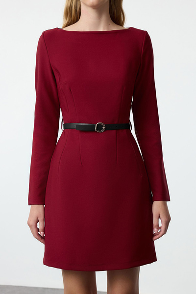 Trendyol Collection Burgunderfarbenes Mini-webkleid – Mit Gürtel, Figurbetont Twoaw25el00365