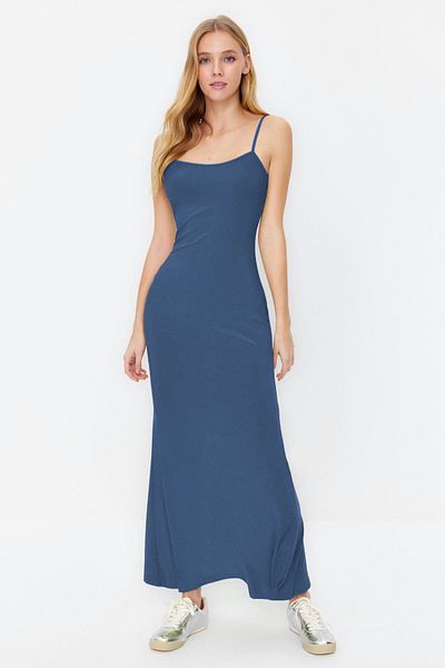 Trendyol Collection Dehnbares, figurbetontes, gestricktes Indigo-Maxi-Kleid mit Hosenträgern und Body TWOSS23EL02435