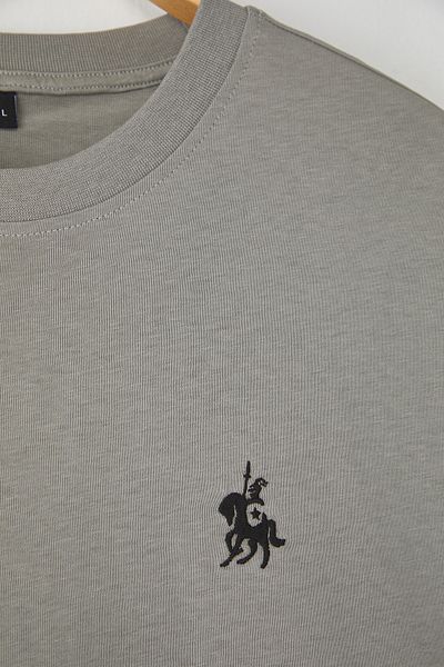 Trendyol Collection Graues T-Shirt aus 100 % Baumwolle mit Stickerei TMNSS24TS00056