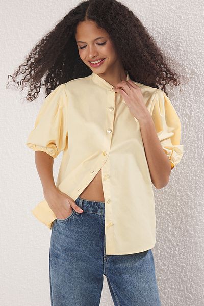 Trendyol Collection Koszula typu oversize w kolorze jasnożółtym z okrągłym dekoltem i rękawami typu balon TWOSS25GO00152