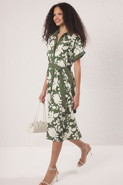 Trendyol Collection Πράσινο φλοράλ μίντι φόρεμα με υφαντό πουκάμισο βισκόζης TWOSS25EL00391