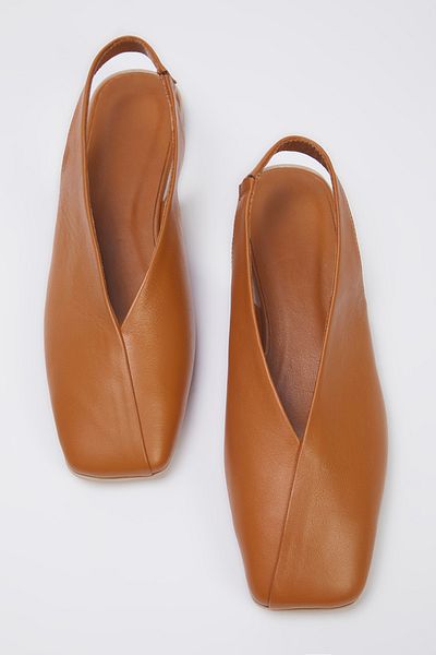 TRENDYOL SHOES Dámske baleríny s otvorenou zadnou hranatou špičkou z pravej hnedej kože TAKSS25BE00018