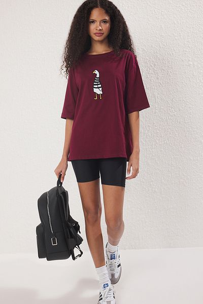Trendyol Collection Burgundy 100% Cotton Duck Embroidered Comfortable/Relaxed Cut Crew Neck Knitted T-Shirt Twoss25Ts00201