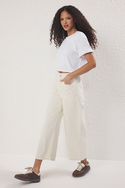 Trendyol Collection Λευκό ψηλόμεσο κέντημα με λεπτομέρειες Culotte Jeans TWOSS25JE00284