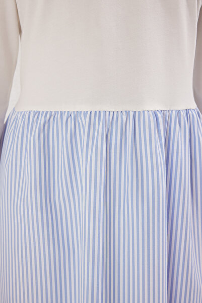 Trendyol Modest Modré pruhované tkané jednolátkové pletené šaty se sukní TCTSS25EB00146