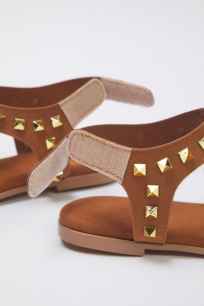 TRENDYOL SHOES Detaillierte Damen-Flip-Flops mit Klettverschluss TAKSS25SD00053