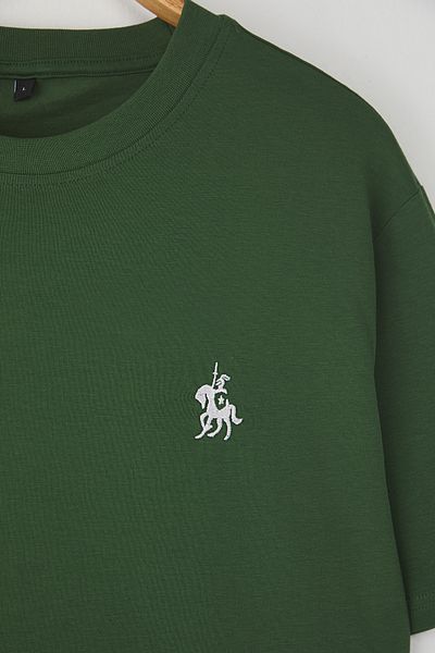 Trendyol Collection Khakifarbenes T-Shirt aus 100 % Baumwolle, reguläre Passform, Stickerei.