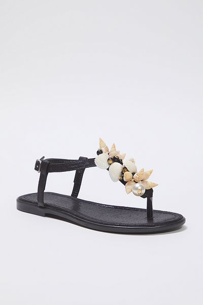 TRENDYOL SHOES Stilvolle Flip-Flop-Sandalen für Damen mit schwarzen Muschelperlen und Details TAKSS25SD00008