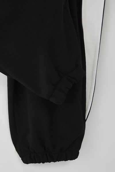 Trendyol Collection Μαύρο Unisex Oversize/Wide Cut Panel Λεπτομερή φούτερ TMNSS25EA00004
