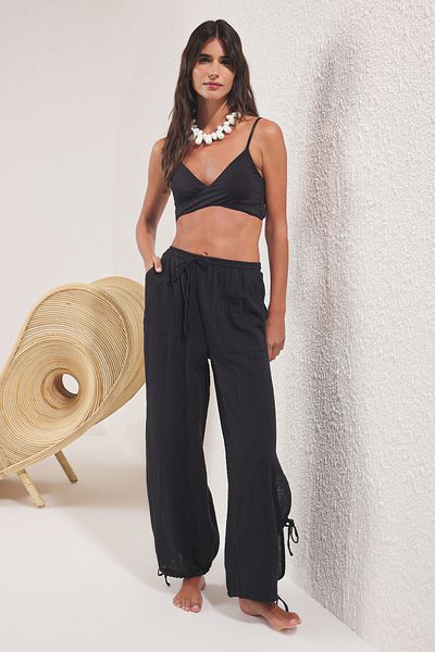 Trendyol Collection Schwarze Strandhose aus Musselin mit Schnürung und detailliertem Detail aus 100 % Baumwolle TBESS25PL00008