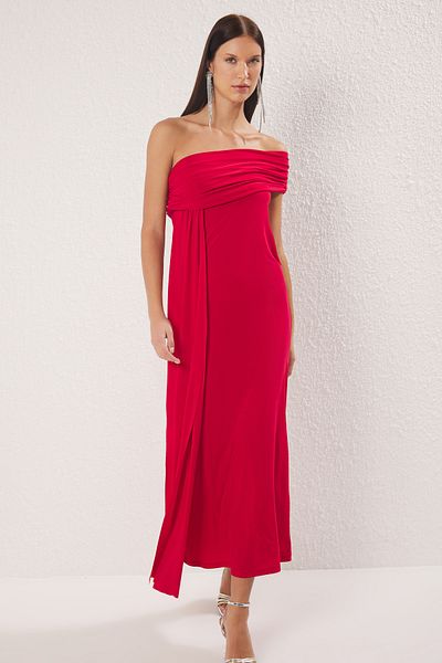 Trendyol Collection Rotes Abendkleid mit asymmetrischem Ausschnitt unter der Taille, langes Abendkleid, Abschlusskleid TPRSS24AE00225