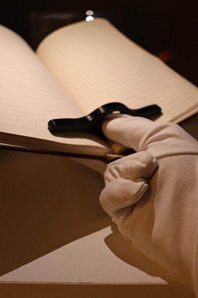 MakerMarket علامة كتاب مدعومة بالإصبع