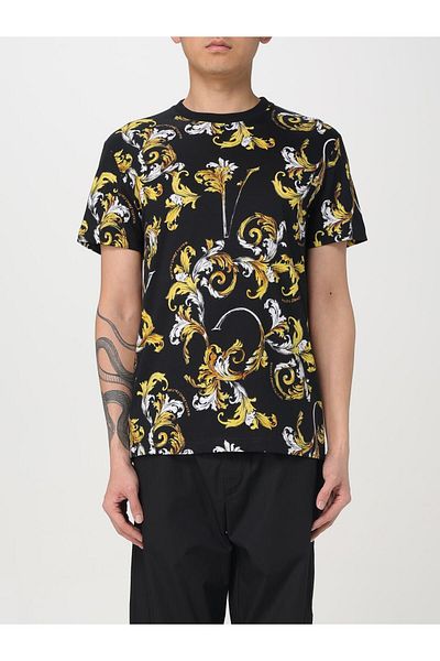 Versace تي شيرت رجالي بطباعة جرافيك باللونين الأسود والذهبي 78GAH6S0JS458-G89