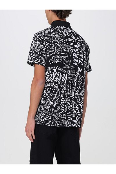 Versace تي شيرت رجالي بياقة بولو وشعار مطبوع وأكمام قصيرة باللونين الأسود والأبيض 78GAG6R0JS459-L01