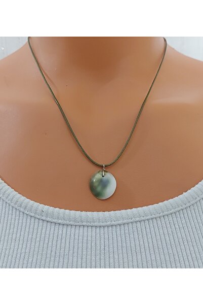 Nej حجر الكذبة، قلادة من الجلد الصناعي