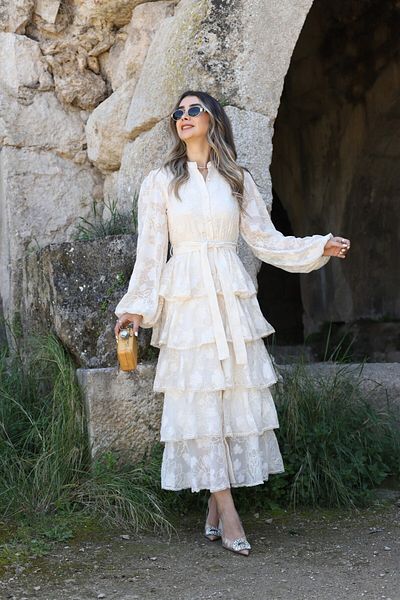 bytugcekaya Rochie de design detaliată cu broderie în straturi bej