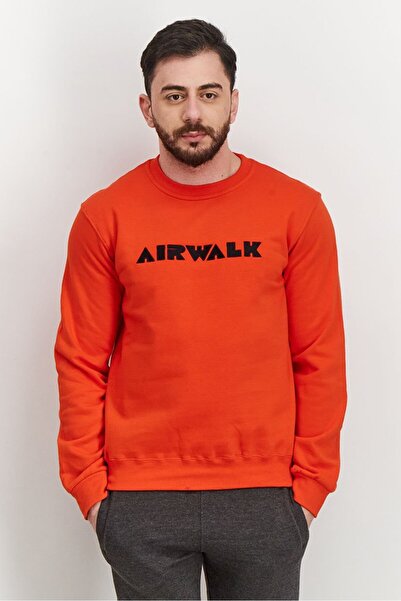 Airwalk سويت شيرت رجالي بأكمام طويلة وياقة دائرية مطرزة بشعار، أحمر