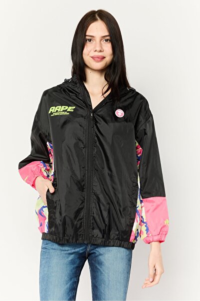 Aape By A Bathing Ape جاكيت مطر بشعار العلامة التجارية للنساء، أسود