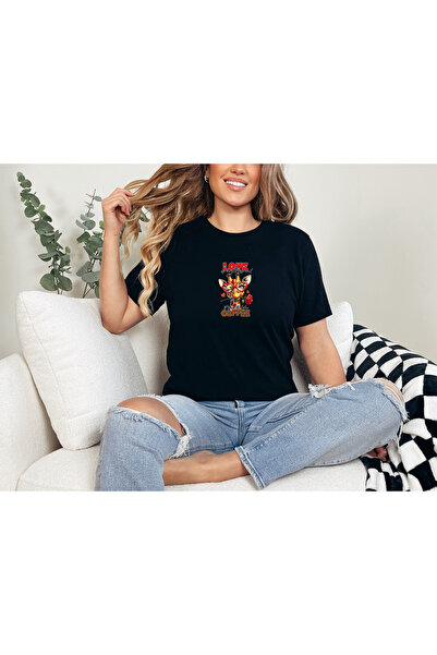 GHAND تي شيرت LOVE GIRAFFE COFFEE مطبوع للجنسين بقصة عادية
