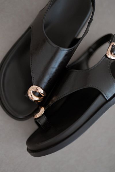 selinshoes Sandale Flip Flop Kalia cu cataramă aurie - NEGRE