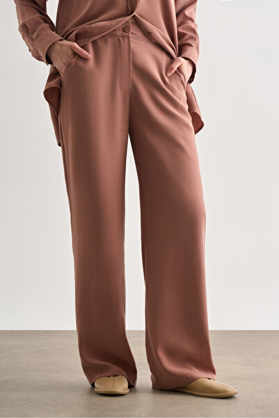 Mizalle Karamel Rengi Kemerli Rahat Kesim Modal Pantolon