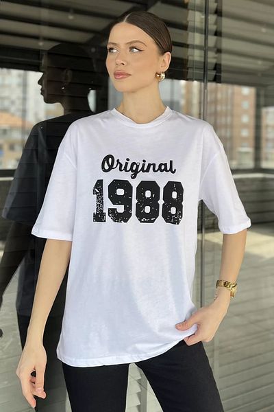 GÜLSELİ Λευκό γυναικείο μπλουζάκι με στάμπα μπροστά με λαιμόκοψη Oversize