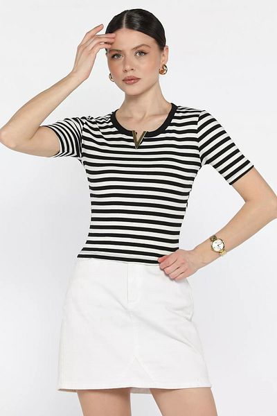 GÜLSELİ Γυναικείο T-shirt με ασπρόμαυρο V μεταλλικό αξεσουάρ και μοτίβο γραμμής