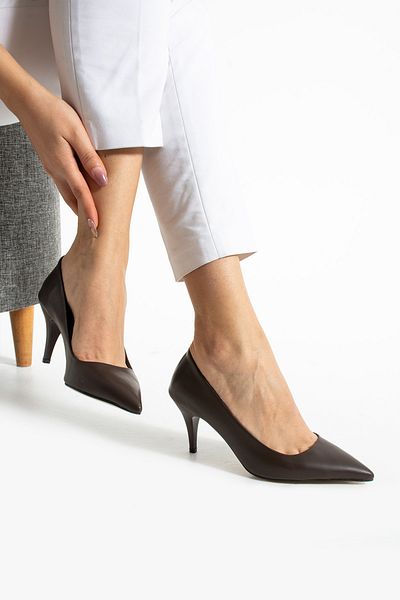 Güllü Shoes Кафяви матови класически токчета | Веганска кожа, тънък ток, заострен връх, елегантен градски стил, шик