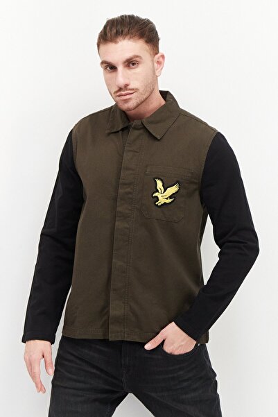 Lyle & Scott قميص رجالي كاجوال بقصّة عادية وأكمام طويلة ومطرّز بشعار، زيتوني