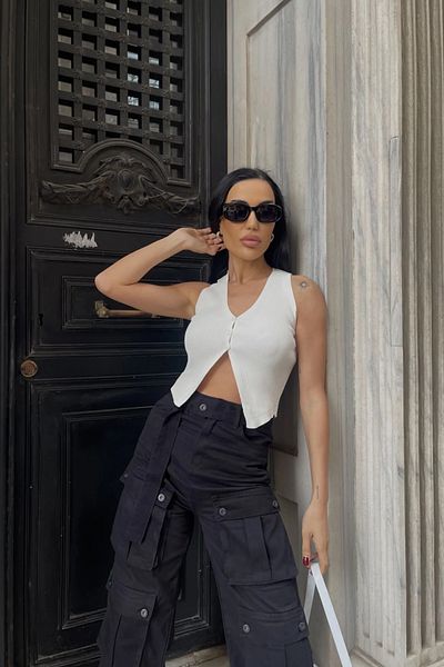 Zec Style V-Neck Zero Sleeve Knitted Button Crop Vest