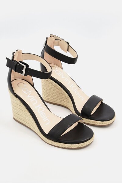 Calvin Klein صندل نسائي متوسط الحجم بكعب إسفيني قابل للتعديل، أسود