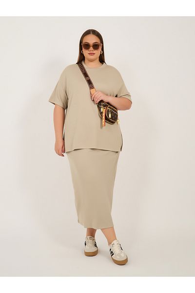 Styli Plus Size Ribbed Knit Round Neck Oversized T-Shirt