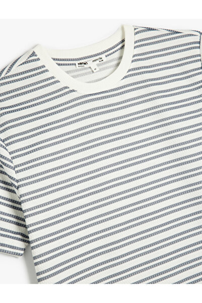 Koton Ριγέ κοντομάνικο μπλουζάκι με λαιμόκοψη με λεπτή εφαρμογή