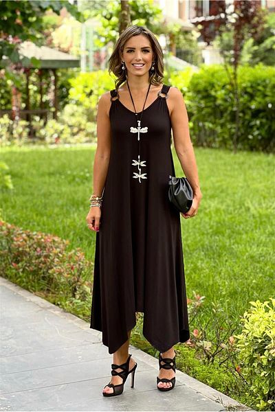 Nevin Kaya Moda Μαύρο μονόχρωμο φόρεμα με αγκράφα με λεπτομέρεια