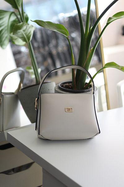 Moom Bag Γυναικεία τσάντα ώμου με κρεμ γυαλιστερή υφή με λαβή