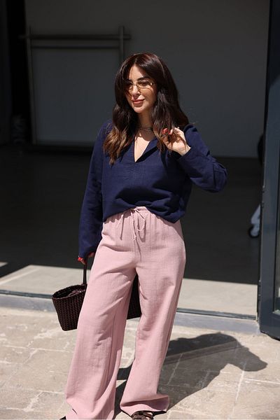 Özge Özgenç Cămașă Crop din in cu decolteu în V