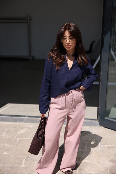 Özge Özgenç Cămașă Crop din in cu decolteu în V