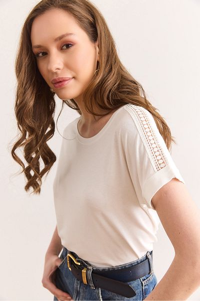 Olalook Women's Ecru Knitted Viscose Blouse with Guipure Detail on the Shoulder Blz-19002929