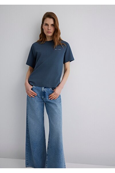 Mavi Γυναικείο μπλουζάκι με στάμπα MV με κανονική εφαρμογή