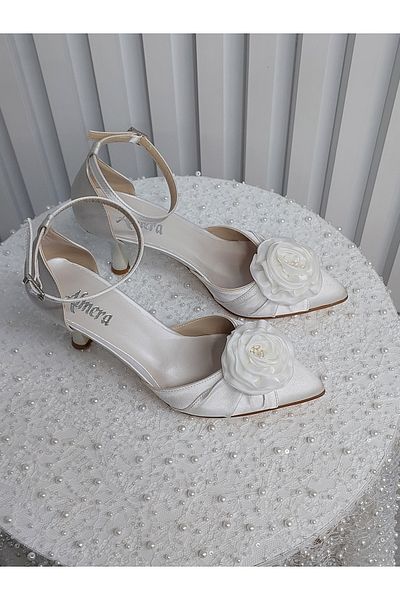 Almera's Shoes Pantofi de mireasa cu trandafir alb din satin cu detalii de 7 cm