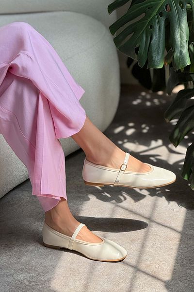 NİŞANTAŞI SHOES Jeremi Beige Wrinkled Matte Belt Detail Baleriny damskie z płaską podeszwą
