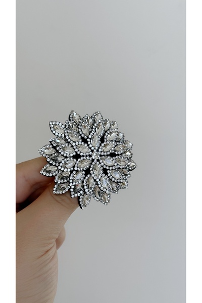 Âlâ Atelier parlak kristal taşlı 3D çiçek broş yaka iğnesi