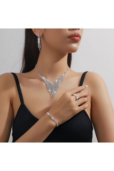 Flaner Paris Accessorize طقم قلادة وأقراط نسائية من Ishtar Luxe مزين بشراشيب