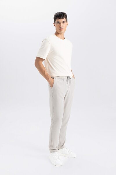 DeFacto Yazlık Jogger Pantolon Slim Fit Dar Kesim Beli Bağcıklı Cepli Düz Paça D8638ax24au