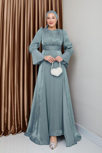 Olcay Hijab-Abendkleid aus Seide – mit Cape-Rock, Grün
