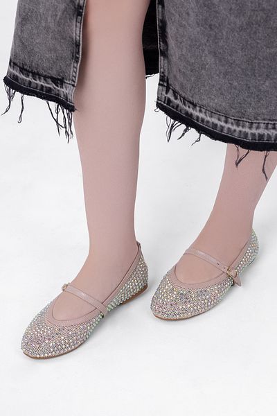 Tasarım Pantofi Mary Jane din argint inspirați de epocă, cu detaliu de plasă strălucitoare și design elegant cu cataramă