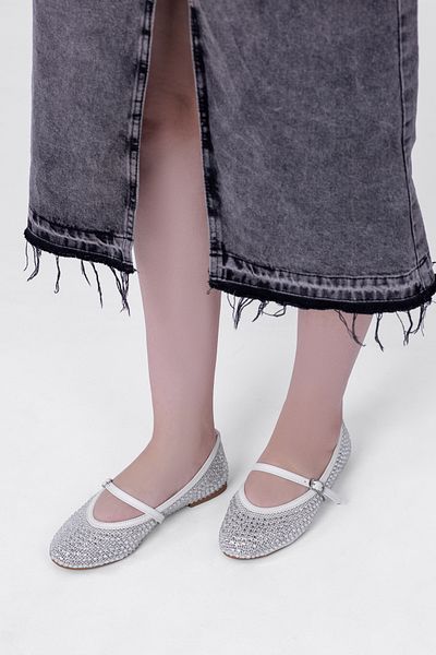 Tasarım Pantofi Mary Jane din argint inspirați de epocă, cu detaliu de plasă strălucitoare și design elegant cu cataramă