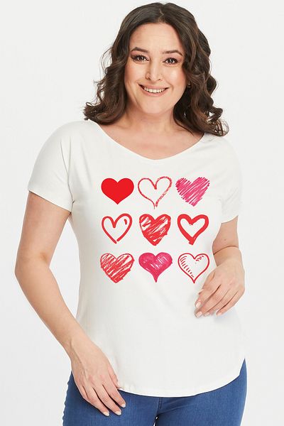Curvy Trend بلوزة بمقاسات كبيرة ومطبوعة على شكل قلوب وياقة على شكل V وأكمام قصيرة وفتحة بيضاوية